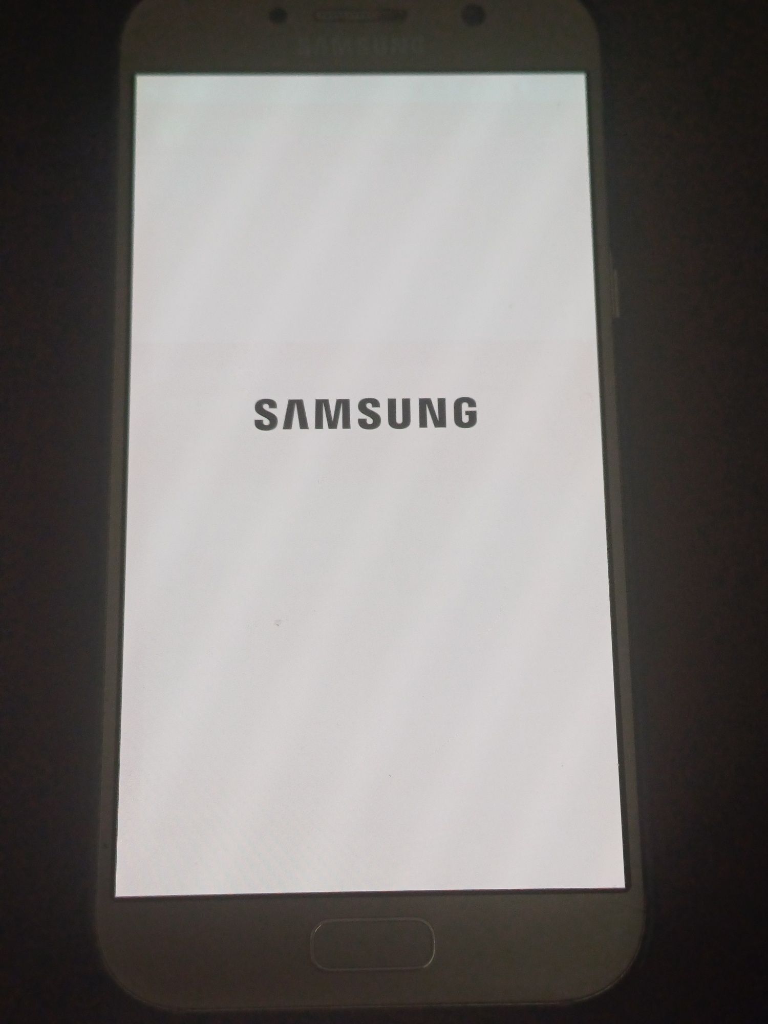 Продавам два работещи телефона,единия е със зарядно 
SAMSUNG  GALAXY S