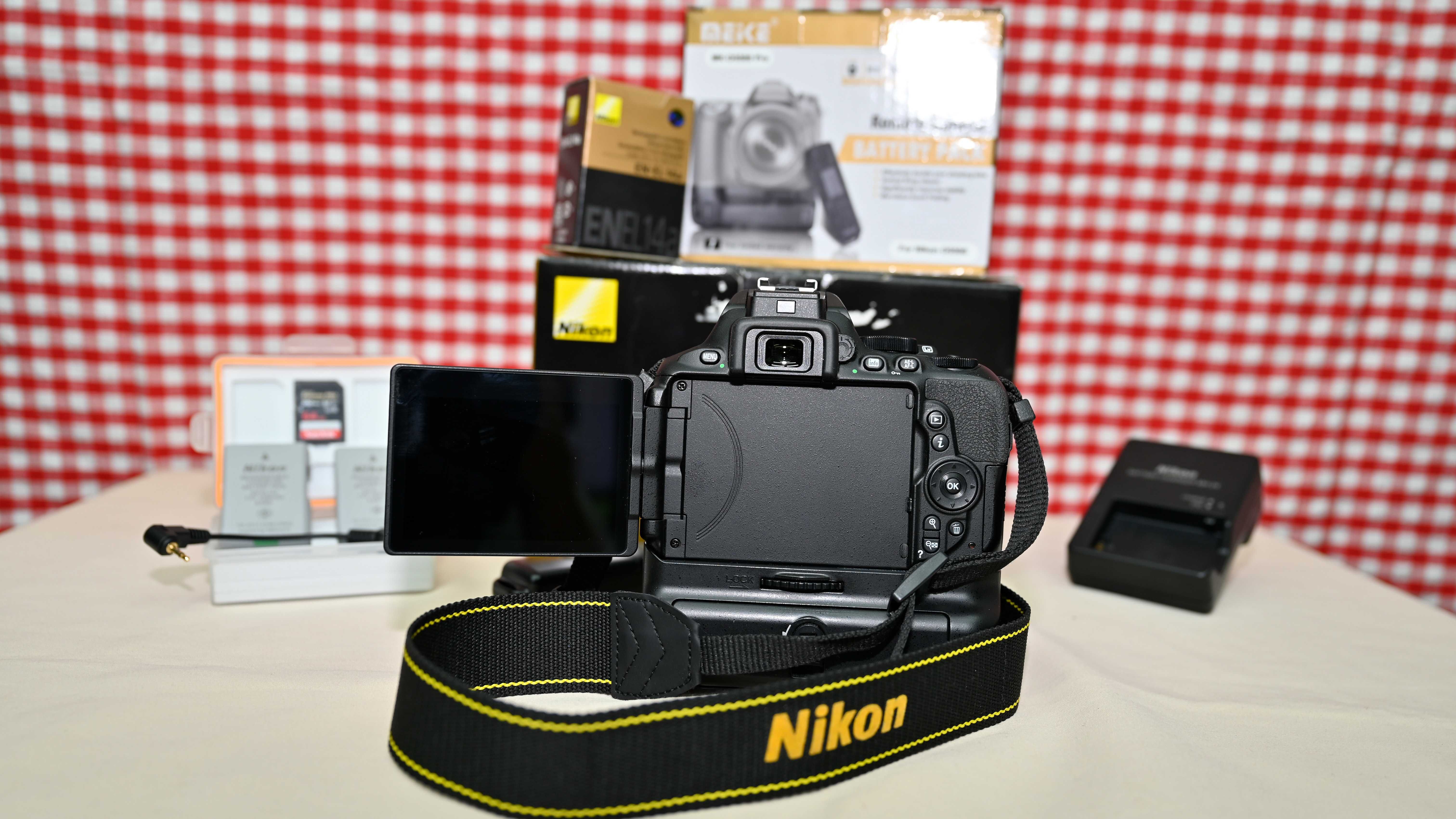 Nikon D5600 DSLR + Obiectiv AF-P 18-55mm VR + Grip + 2 Baterie + Cadou