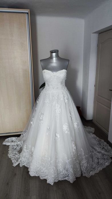Vând rochie de mireasă cu trena