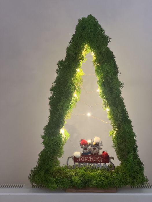 Светеща коледна елха със скандинавски мъх