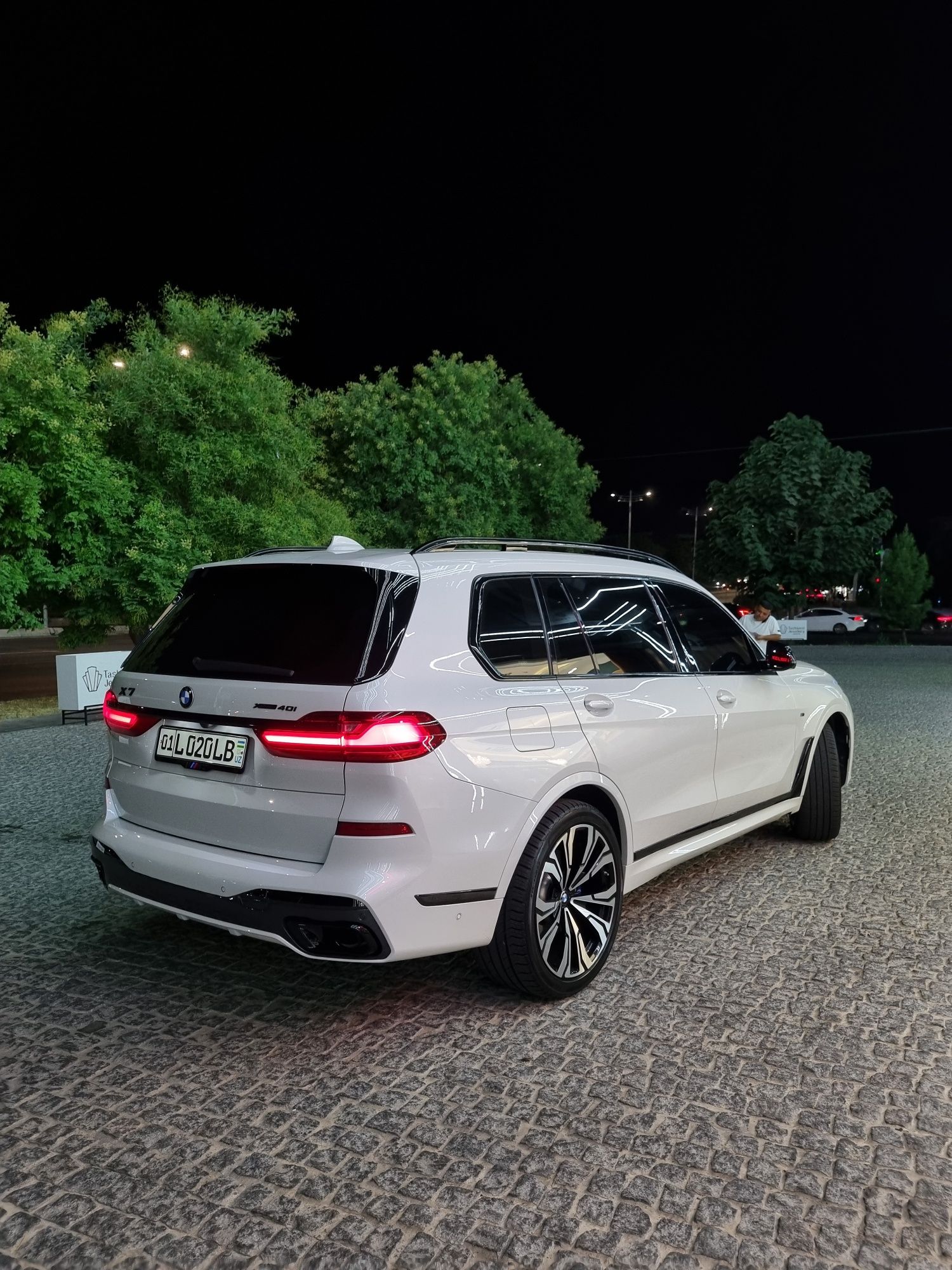 BMW  2019 X7 40i