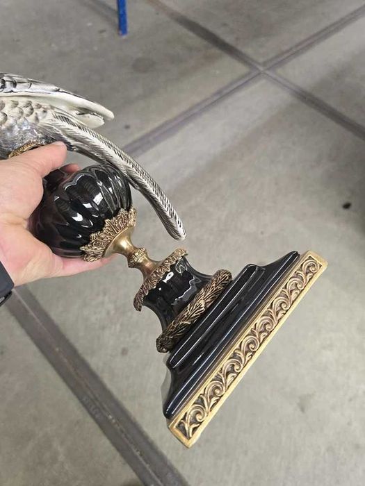 Pereche de sfesnice din porțelan cu ornamente din bronz
