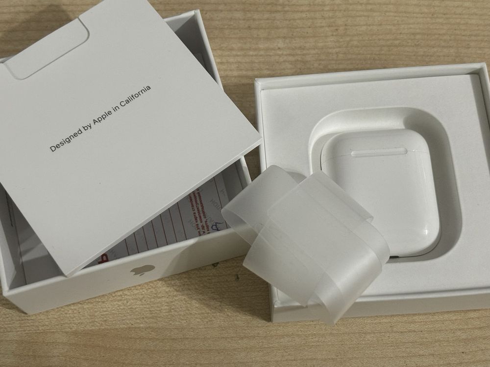 Airpods 2, white