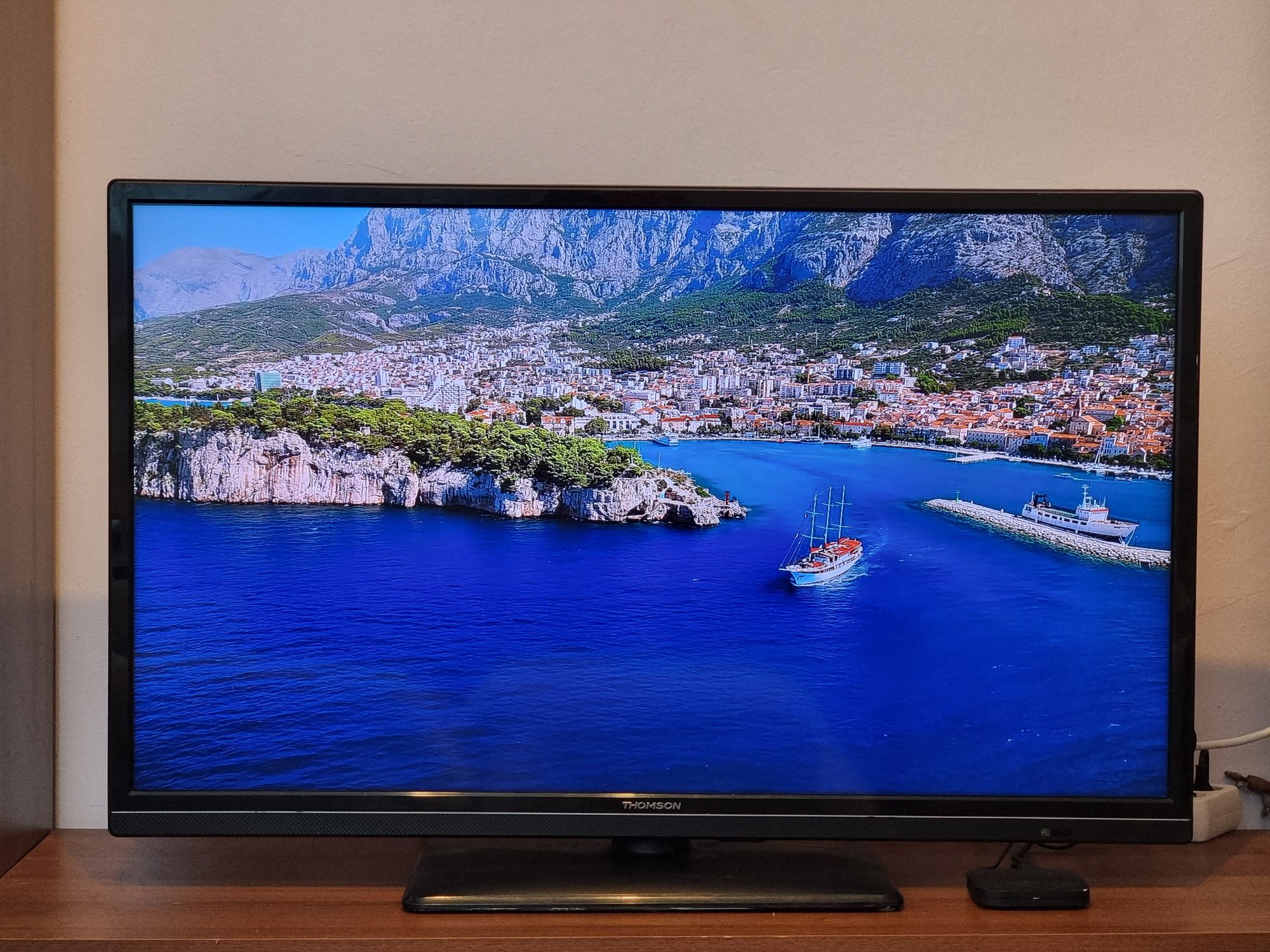 Телевизор / TOMSON - 40" - FULLHD , Цифрова + Ефирна + Слот за карта.