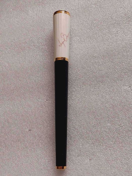 Автентичен,Лимитиран химикал(MONTBLANC) Ingrid Bergman.позлата, емайл