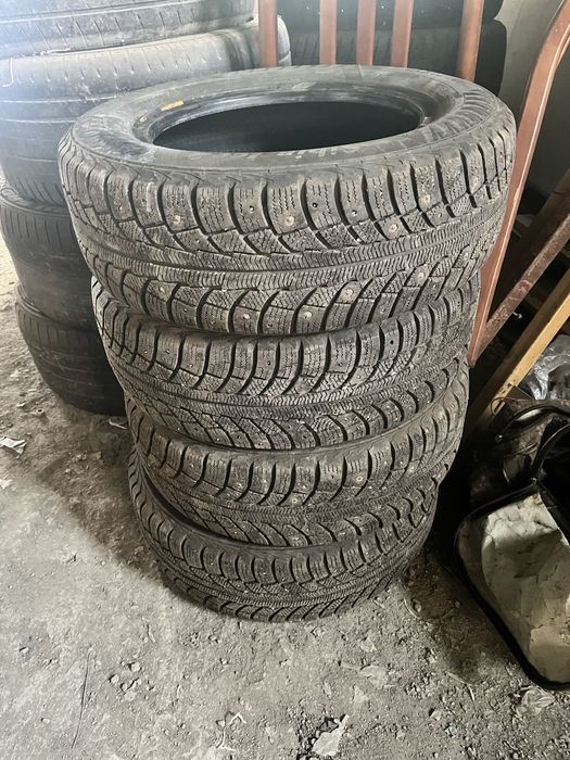 Продам зимнюю резину 185/65/14комплект