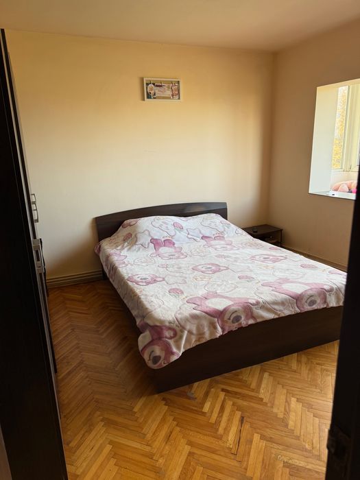 Vând apartament 3 camere zona Soarelui.