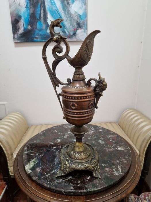 Рядка антикварна ренесансова бронзова кана с орнаменти