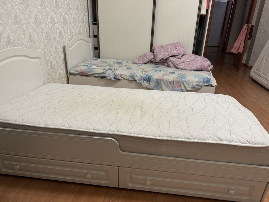 Детские кровати с полками и матрасами