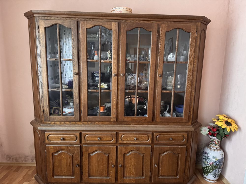 Сервант из дерева