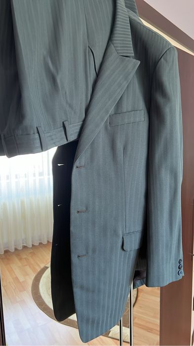Vând costume bărbătești din stofă bej și verde oliv