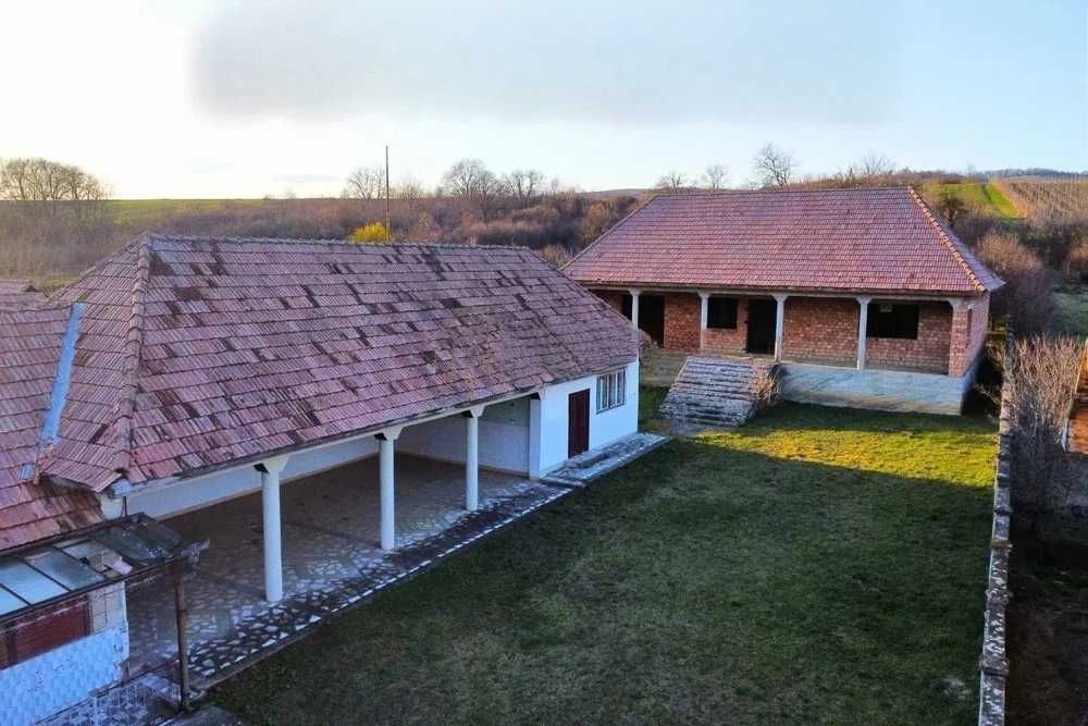 De vanzare doua case