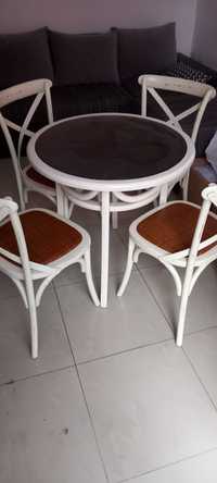Продавам кръгла дървена маса с 4 стола