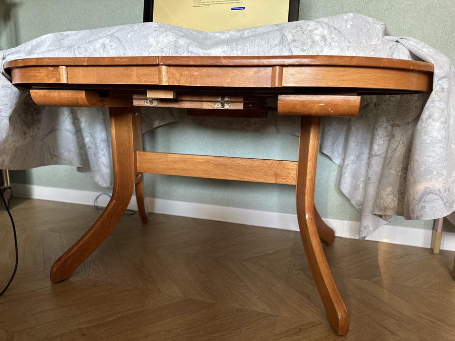 Деревянный стол. Крепкий.