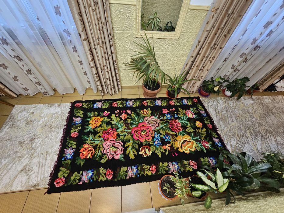 Carpetă veche, din lână, țesută manual la război