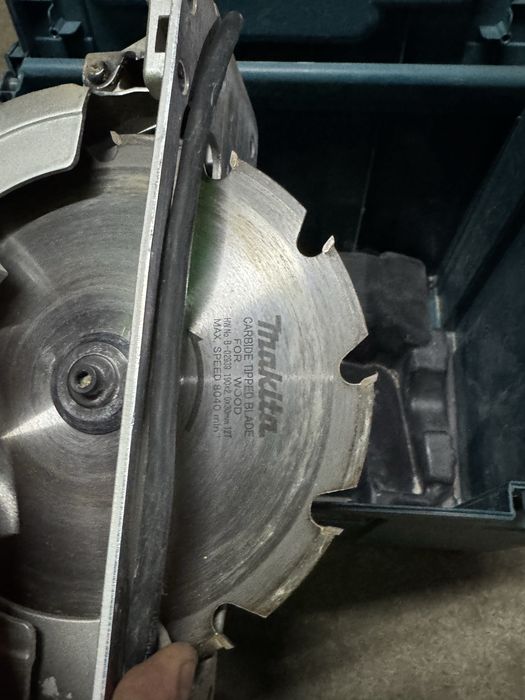 Circular makita cu fir