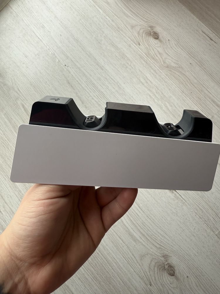 Докинг станция PlayStation 5 DualSense за зареждане