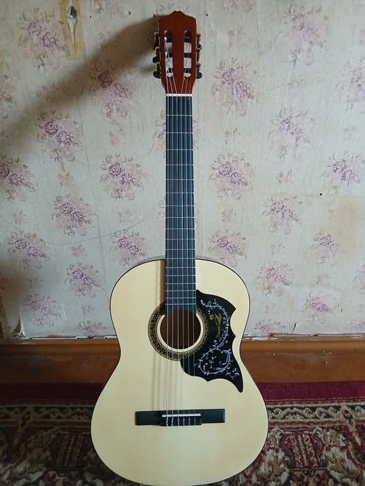 Gitara sotiladi holati zo'r