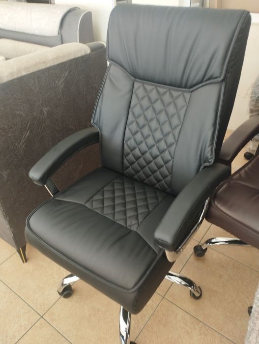 Офис учун кресло хитоеда ишлаб чикарилган