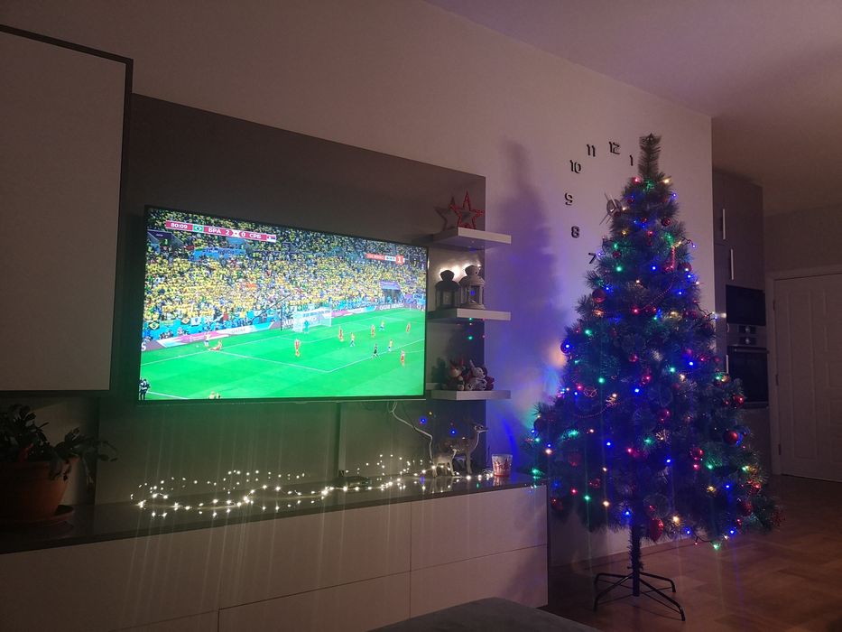 Лед телевизор САМСУНГ, с появена малка черта на екрана.