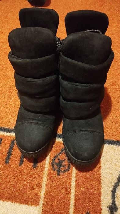 Дамски маратонки 36 номер по 10 лева Дамски ботуши 36 номер 25 лева