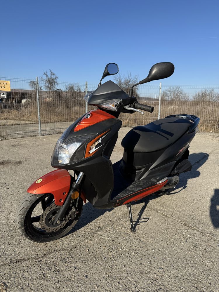 Inchiriez scutere Bolt Tazz