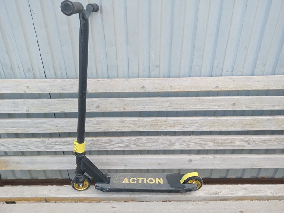 Самокат черного цвета.