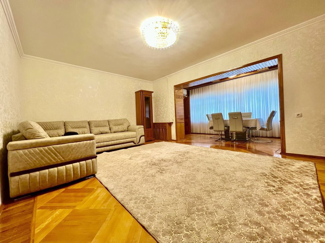 Продается квартира в центре район Дархан  Спец план 4/2/5. 125м²