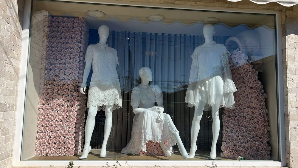 Manechini, Corp feminin cu suport din sticla,expunere haine,alb lucios