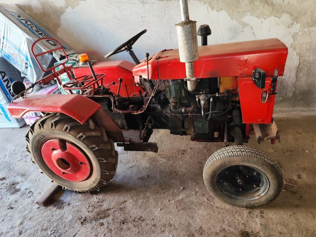 Продавам трактор хинтай 140.