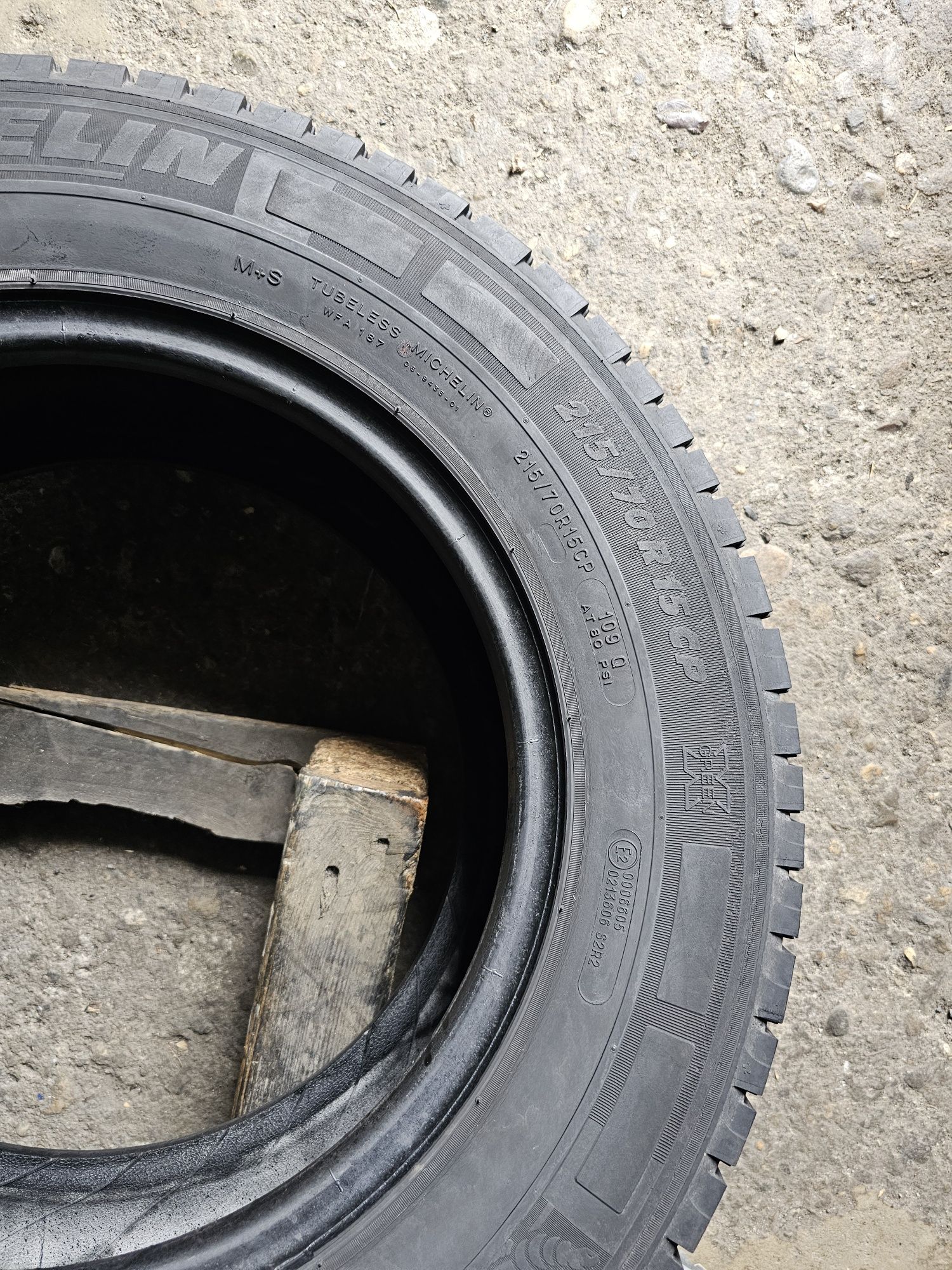 2 anvelope vara 215 70 15C Michelin Agilis  6.8mm