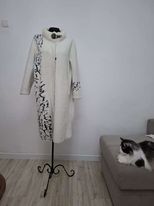 Продам пальто белое