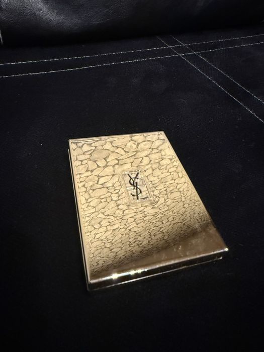 Руж YSL Couture Blush.
Това е лек пудрен