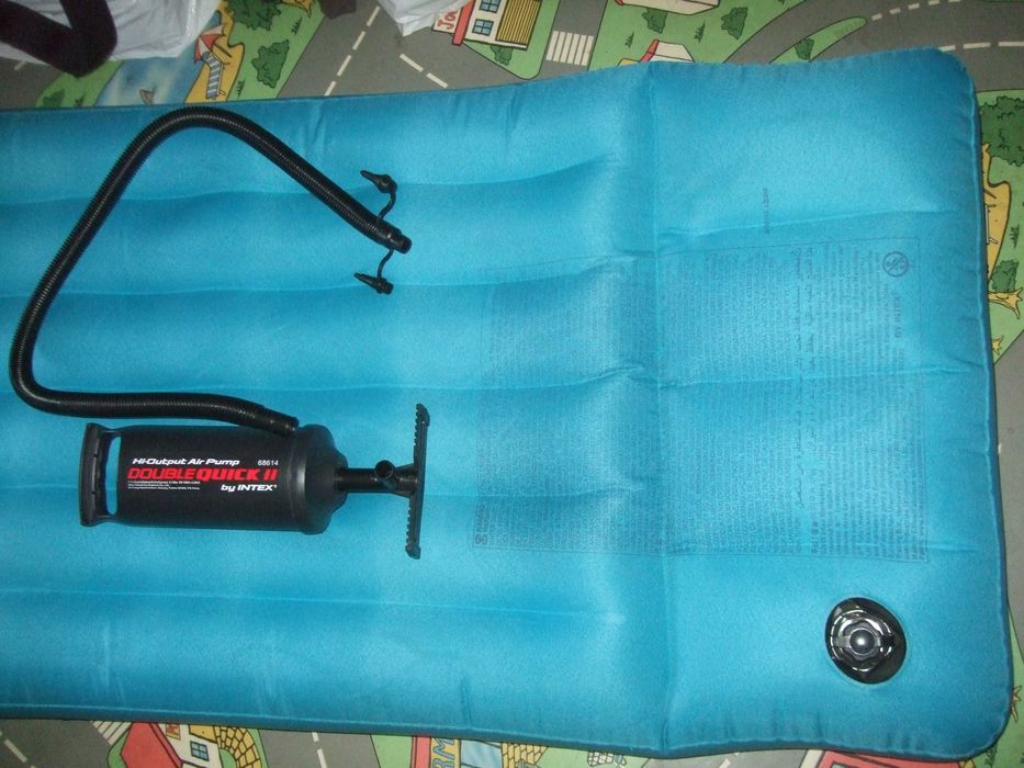 Saltea cu pompă Intex