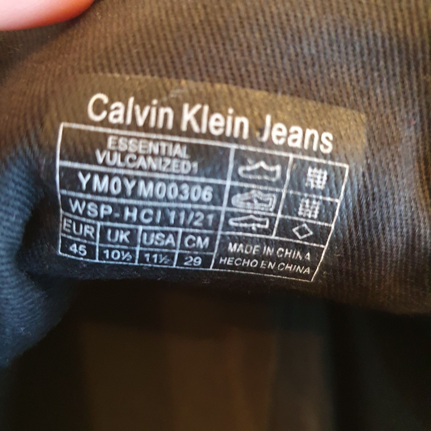 Tenesi Calvin Klein mas 45