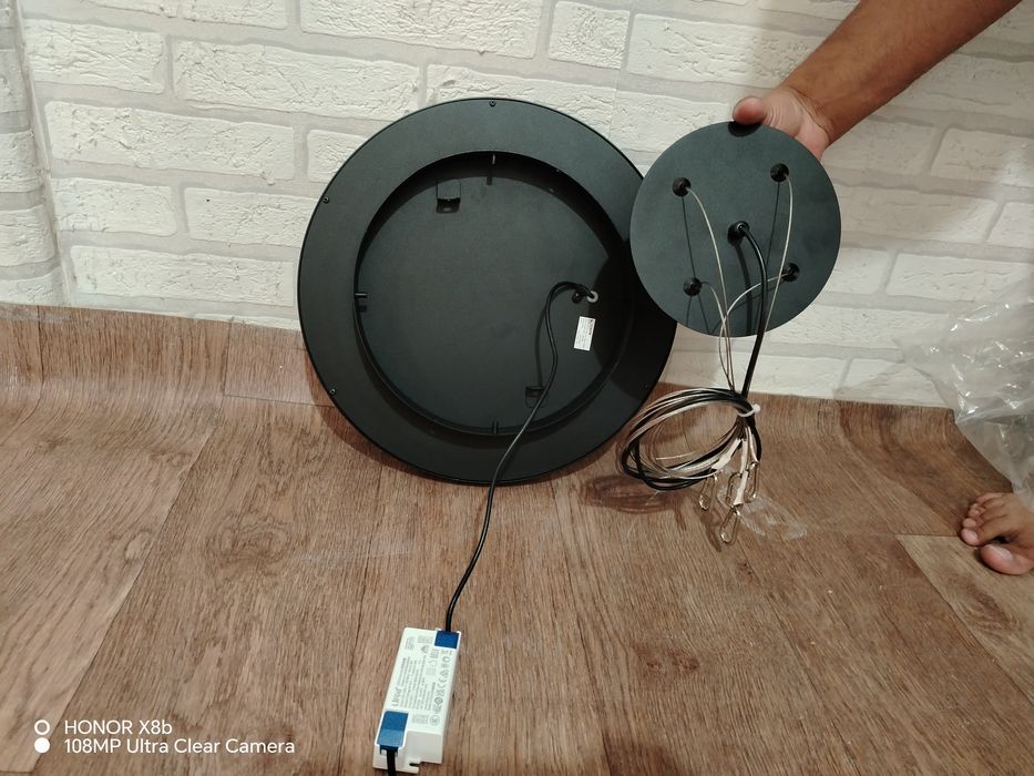 Продам люстры новые.