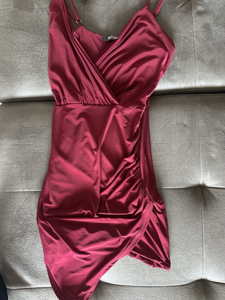 Червена рокля Missguided