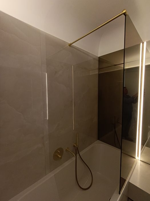 Cabine de dus si paravane din sticla