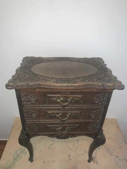 Comoda mica cu trei sertare si maner din bronz