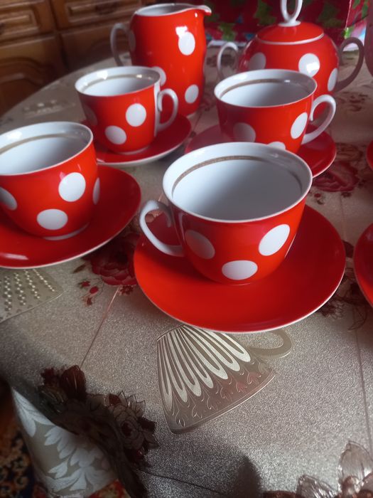 Servici de cafea rosu cu buline