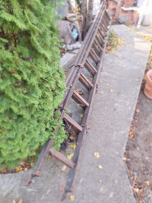 Scară veche de pompieri, din lemn, culisantă