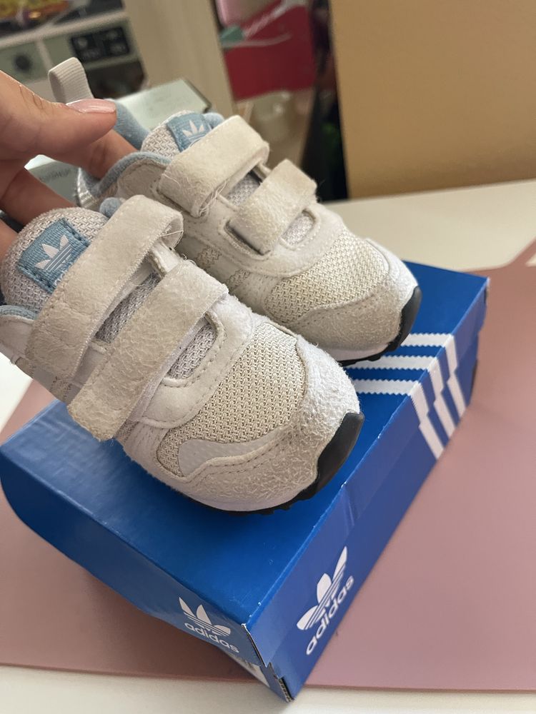 Маратонки Adidas унисекс 21 размер