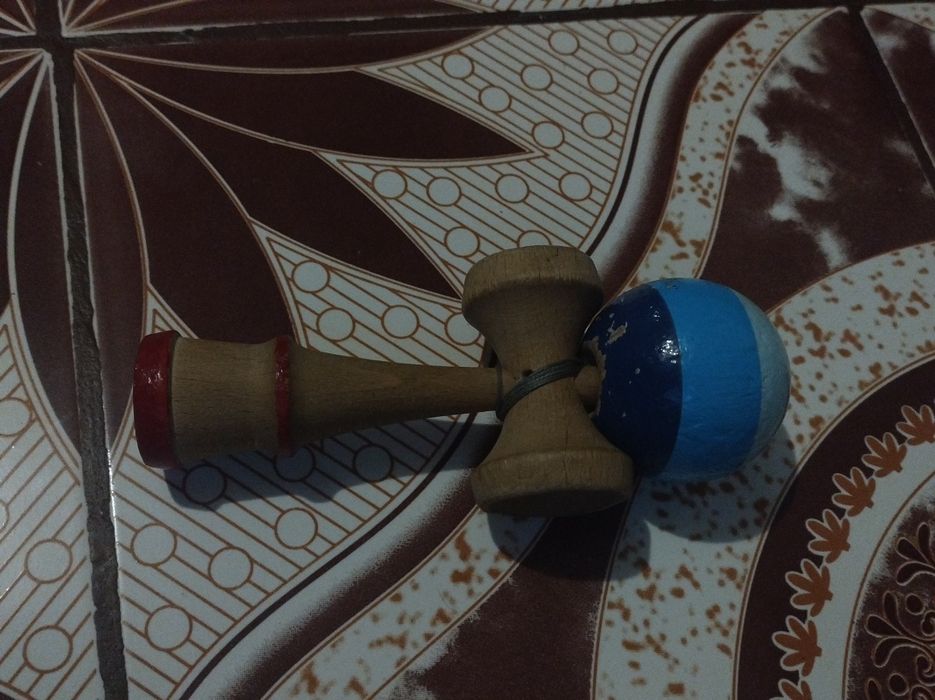 Vând kendama faină