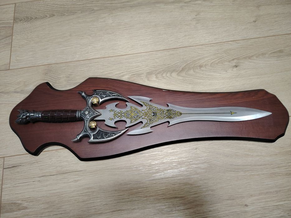 Колекционерски декоративен меч с дървена основа.