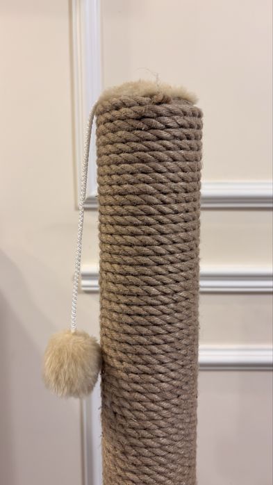 Когтеточка столбик с игрушкой помпоном