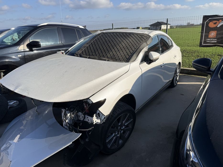 Mazda 3 avariat 2021 1.500 de km
