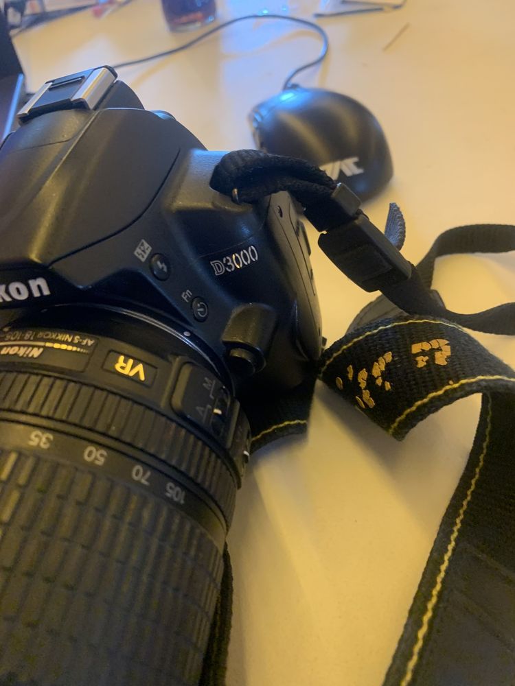 Nikon d3000 cu obiectiv 18-105