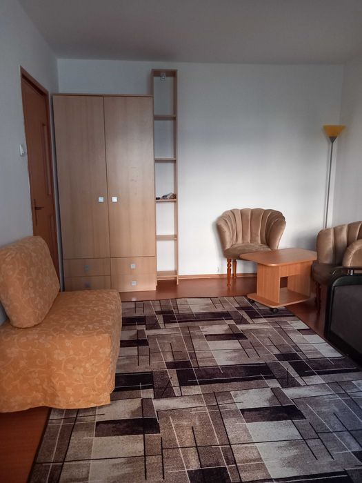 Inchiriez apartament 3 camere , decomandat.