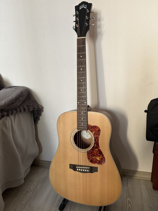 Chitara Guild D-240E Westerly Archback+ husa si stativ cadou