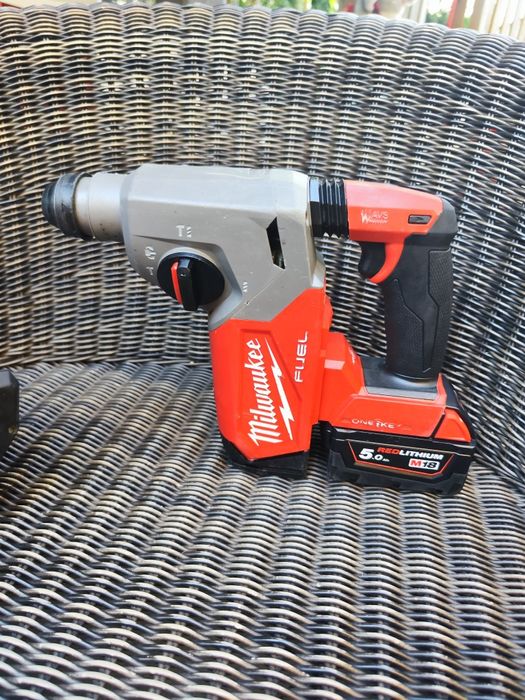 Rotopercutor, bormasina Milwaukee M18 ONEFH cu aspirator